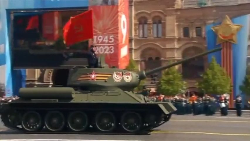 Lidé si na sítích utahují z „osamělého“ tanku na Rudém náměstí